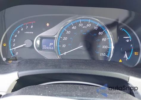 2014 Toyota Sienna Xle V6 8 Passenger z USA, uszkodzony, nr VIN 5TDYK3DC2ES509255